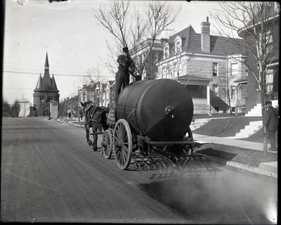 شاحنة تزييت في الشارع في العمل في مكان واشنطن بالقرب من المدخل من Union Boulevard بواسطة تشارلز كليمنت هولت